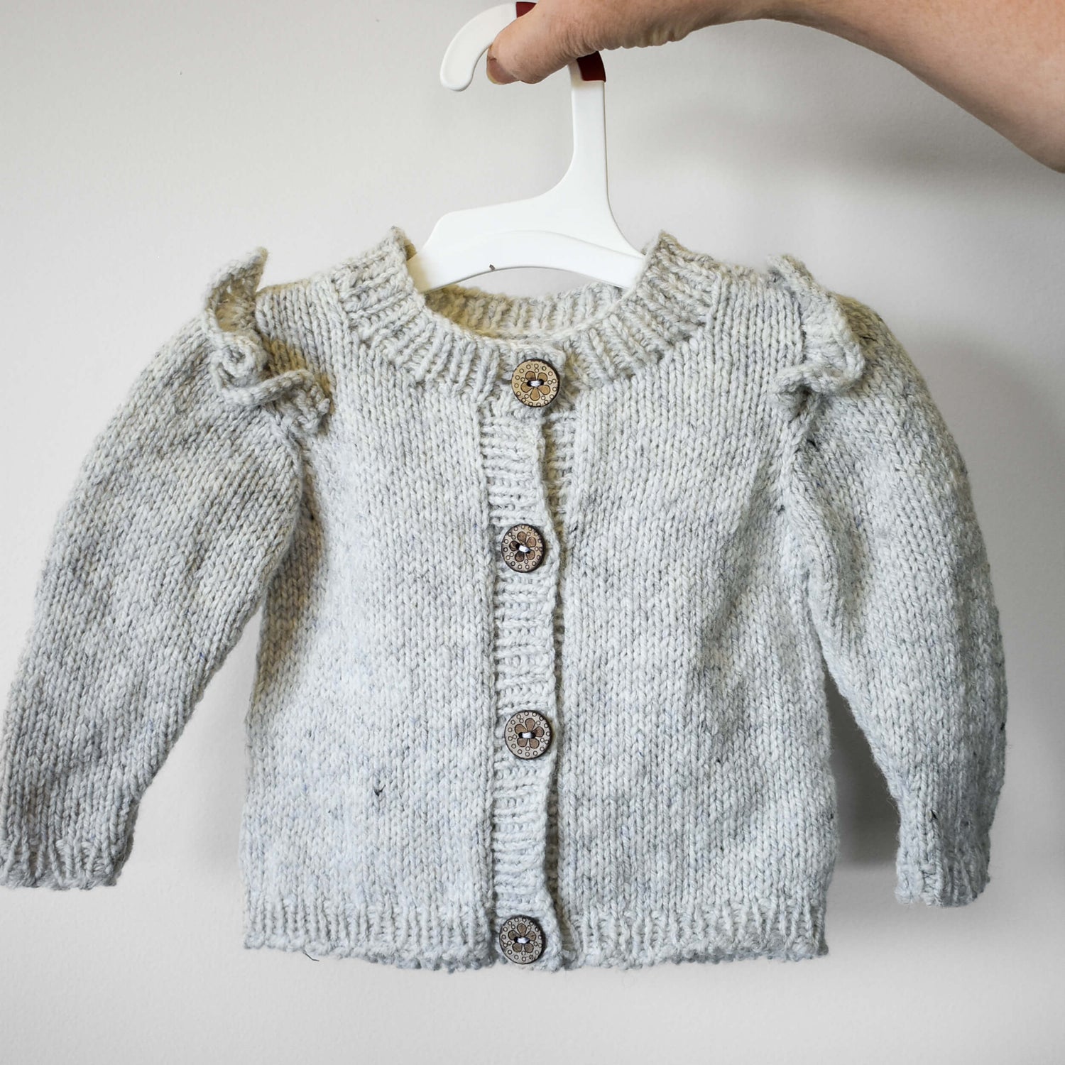 Beginner friendly cardigan knitting pattern for babies.