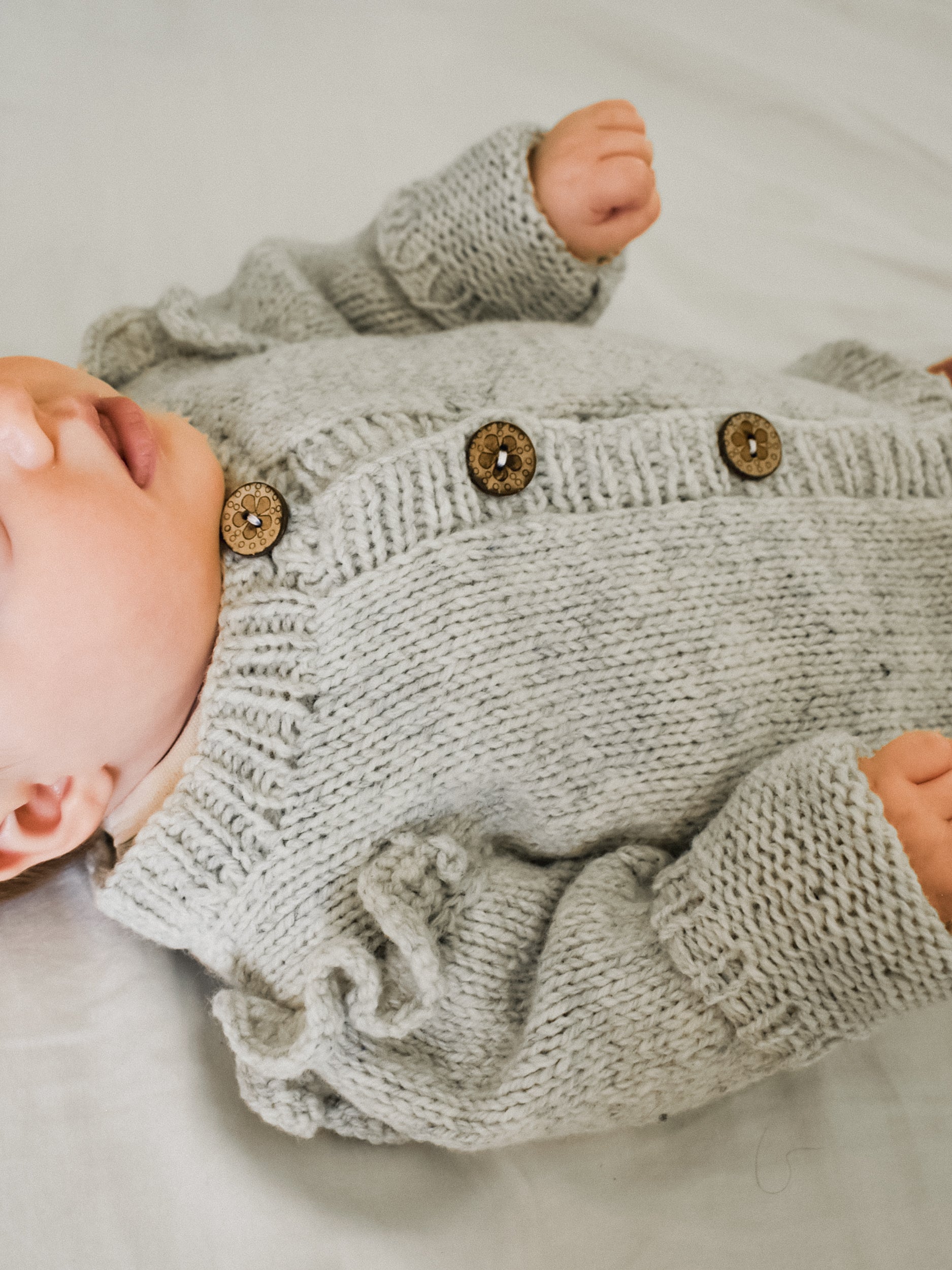 Sweater knitting pattern with ruffles for babies.