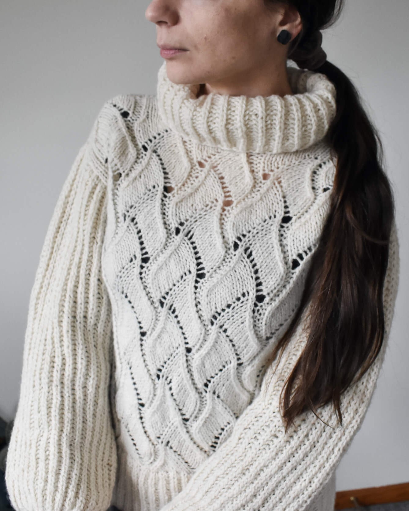 Textured pullover knitting pattern with lace and brioche stitches in white color. 