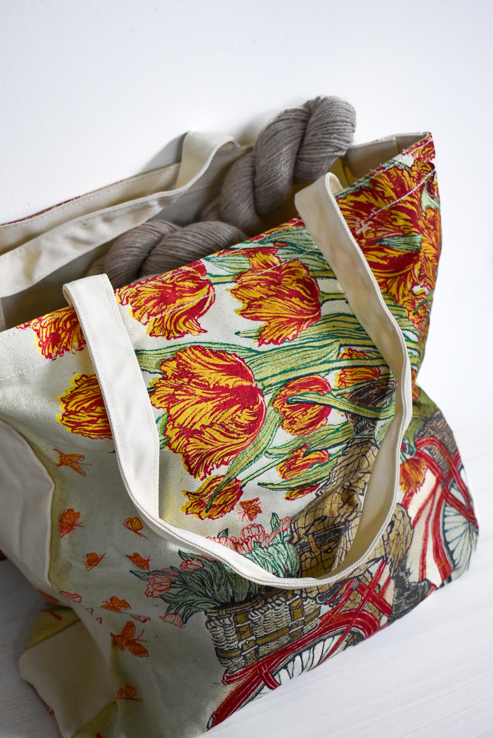 Floral knitting shoulder bag.