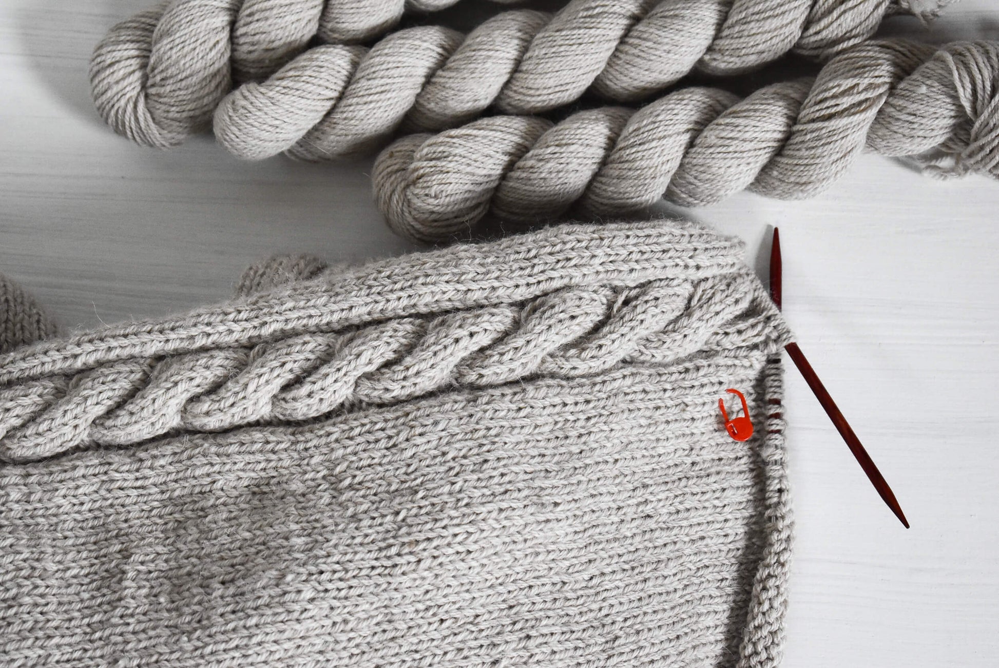 Baby alpaca wool yarn in natural gray color.