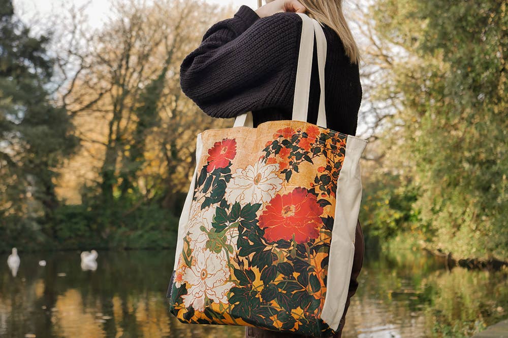 Knit shoulder bag with flowers.