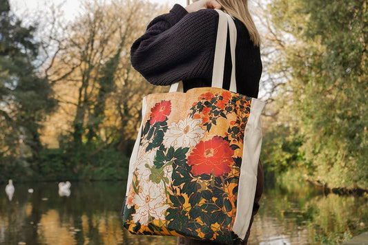 Knit shoulder bag with flowers.